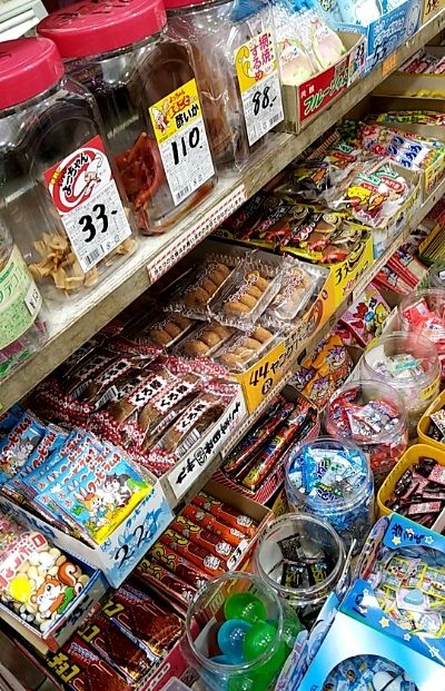 長年、大和町商店街で営んでる駄菓子の老舗、高村冨二商店・通所「おふじ」